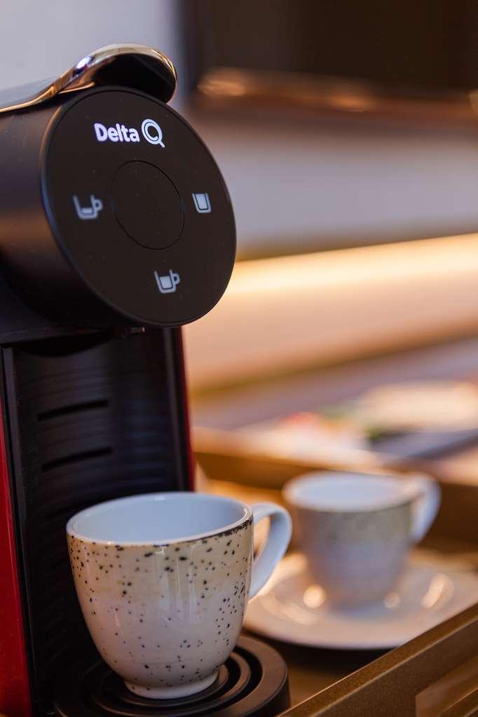 Wine & Books Lisboa Hotel Oda fotoğraf A single serve coffee machine