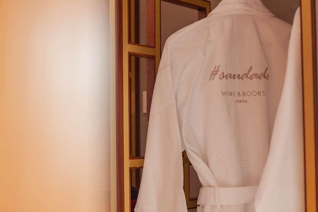 Wine & Books Lisboa Hotel Oda fotoğraf A bathrobe