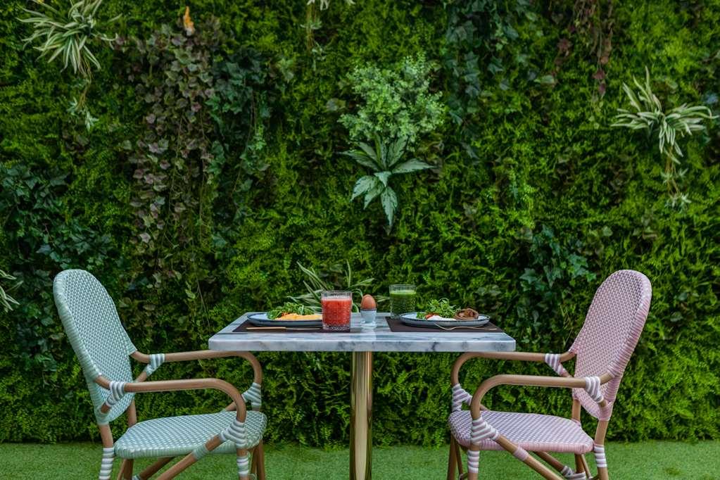Wine & Books Lisboa Hotel Restoran fotoğraf Vertical garden