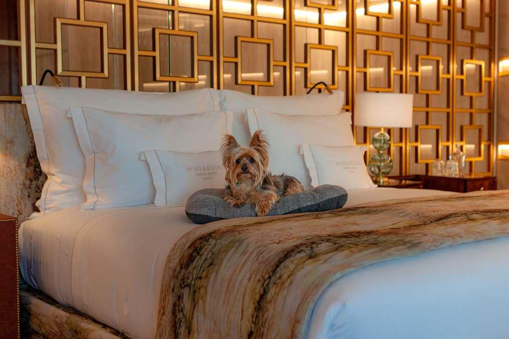 Wine & Books Lisboa Hotel Konforlar fotoğraf A dog on a bed