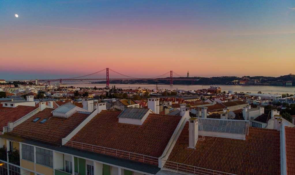 Wine & Books Lisboa Hotel Konforlar fotoğraf View of the roofs of the houses of the parish of Santo Estêvão.