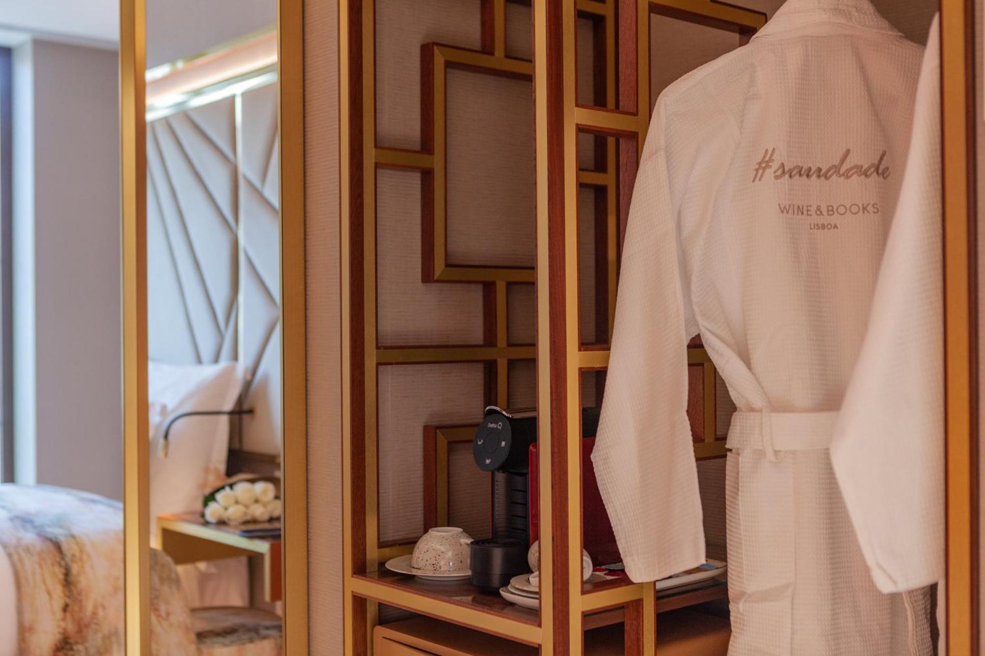 Wine & Books Lisboa Hotel Dış mekan fotoğraf A bathrobe