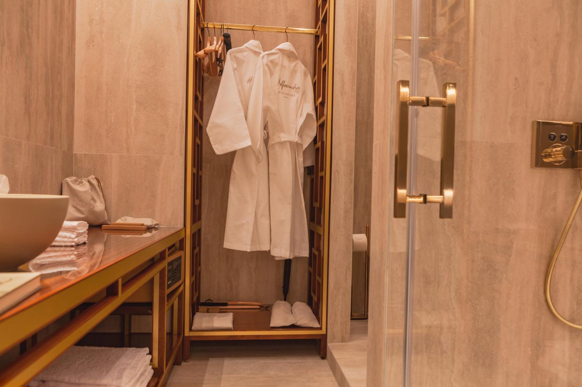 Wine & Books Lisboa Hotel Oda fotoğraf A bathrobe in a hotel bathroom